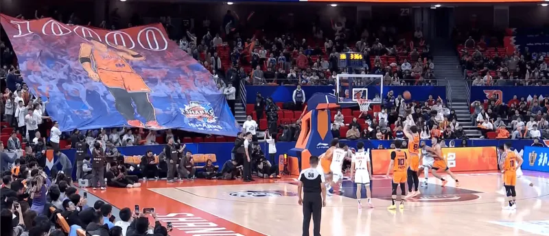 开云登录网址入口-里程碑！王哲林2+1打进得到10000分，罚球时现场球迷高喊MVP